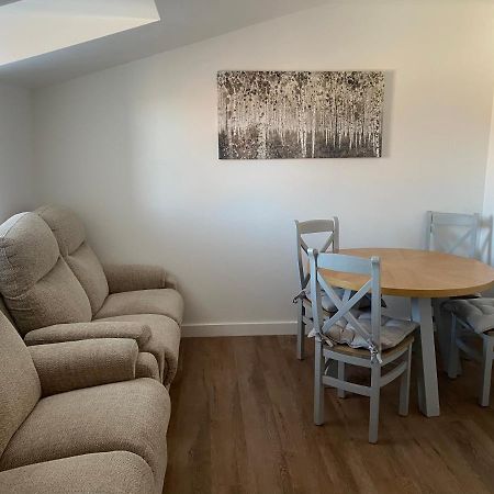 2 Bedroom Central Apartment Лийк Екстериор снимка