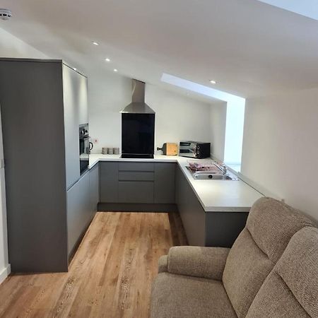 2 Bedroom Central Apartment Лийк Екстериор снимка