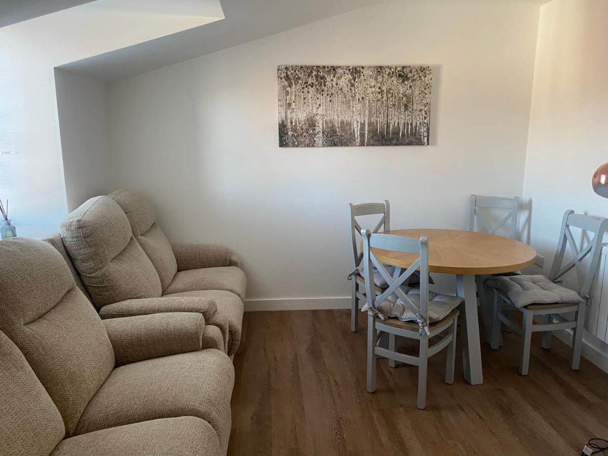 2 Bedroom Central Apartment Лийк Екстериор снимка